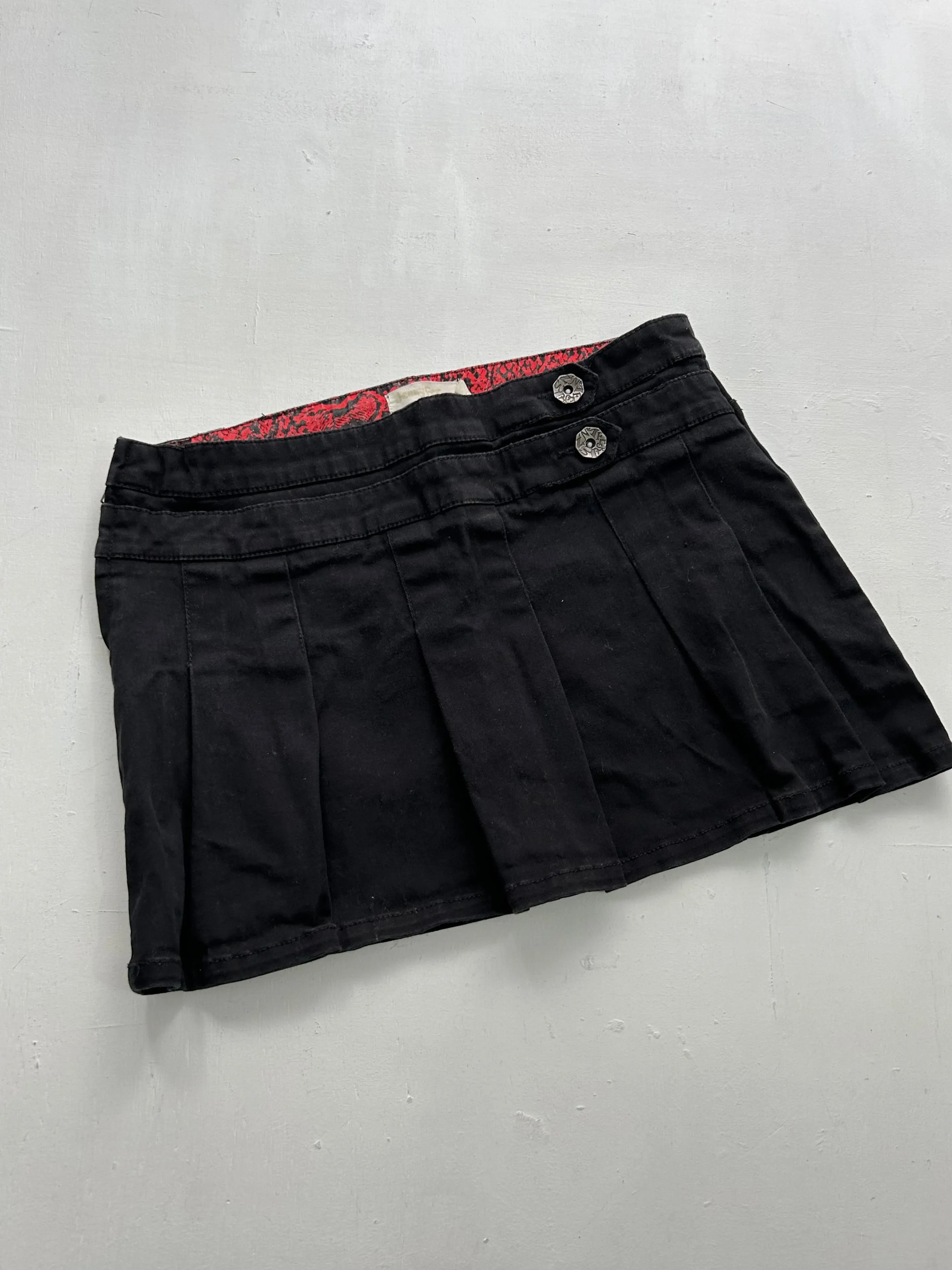 Black low rise denim jean mini / micro school pleated skirt 90s y2k vintage (XS/S)